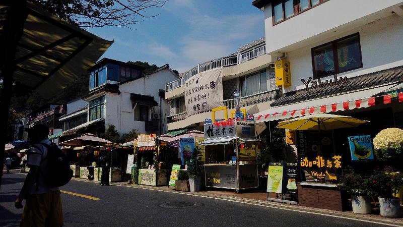 杭州一日漫游：从夜市烟火到茶山清风